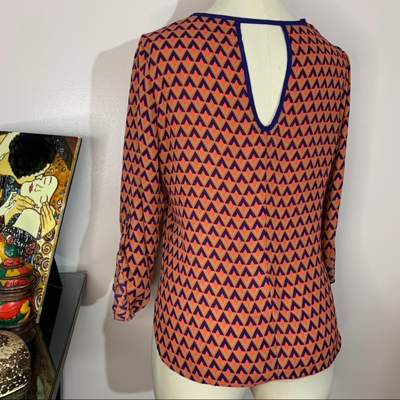 Peep-hole back geometric top - Picture 5 of 6